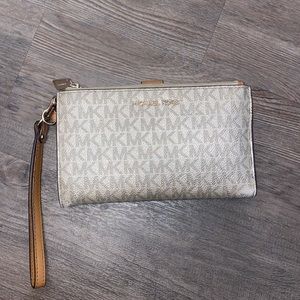 Michael Kors Adele Logo Smartphone Wallet